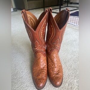 Men’s size 9; Women’s size 11 Luchesse boots.
